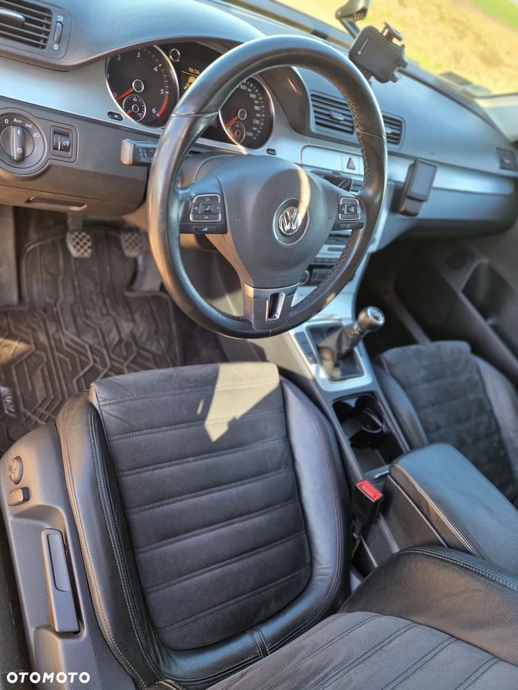 Volkswagen Passat 1.6 TDI DPF BlueMot Highline - 2
