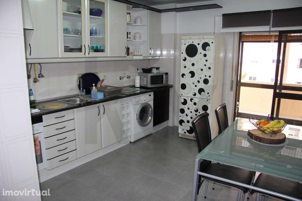 Apartamento T2 com 103 m2 - TAPADA das MERÇÊS - Grande imagem: 4/23