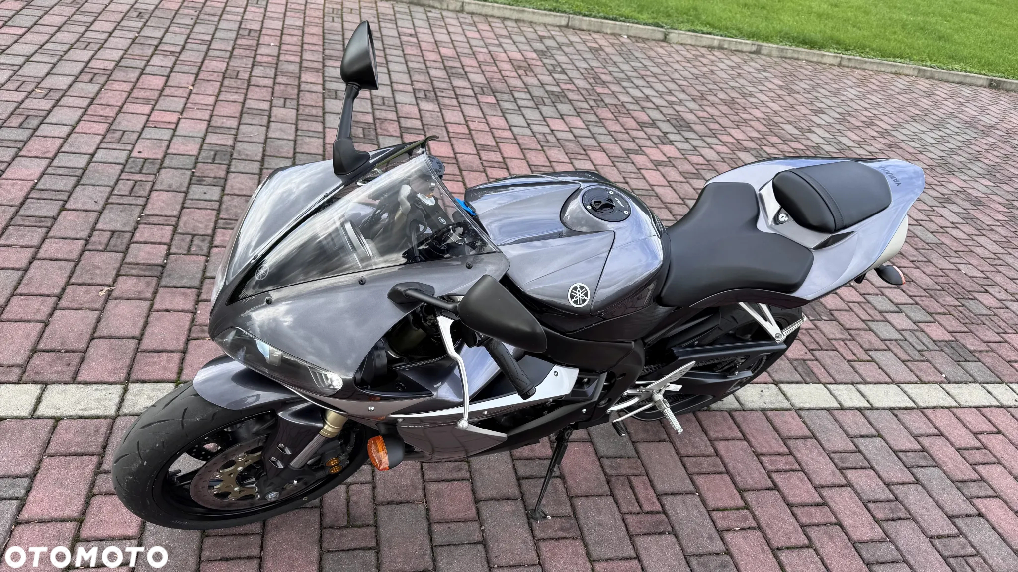 Yamaha R1 - 15