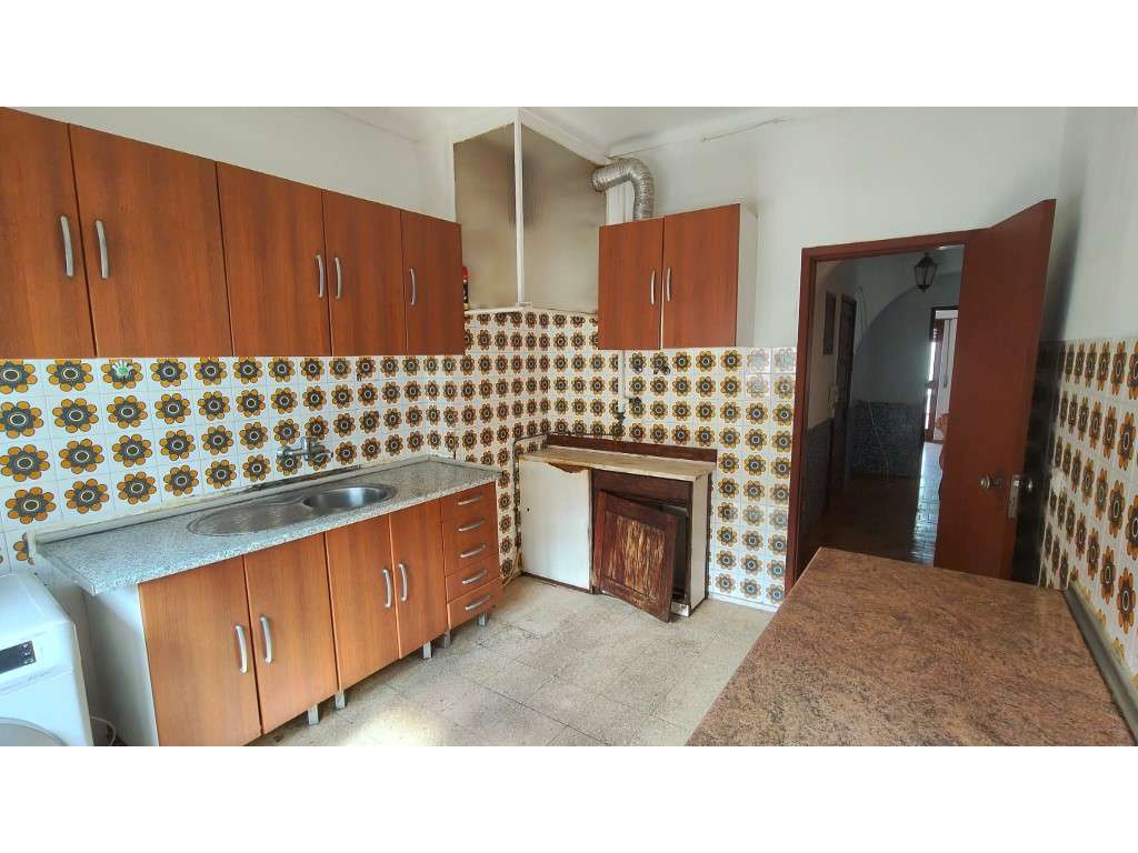 Apartamento T3 com 90 m² para remodelação total | Venteira - Grande imagem: 4/38