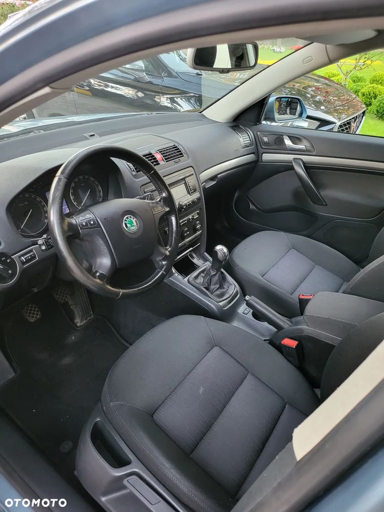 Skoda Octavia 1.6 Combi Ambiente - 16