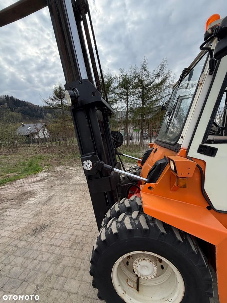 O&K V80 Wózek Widłowy Niemiecki Producent O&K. Silnik DEUTZ 90 km. Udźwig 8 ton. Gabarytowo mała maszyna z Wielkim udźwigiem. Podwójne Koła. Regulacja wideł i Karetki Hydrauliczna. Maszt TRIPLEX. niski przebieg 5790h. Maszyna Pochodzi z Norweskiej Komuny! Nie posiada luzów i wycieków Jazda Hydrostatic. Stan Perfekcyjny! DIESEL. Opony Nowe. Okazja - 21