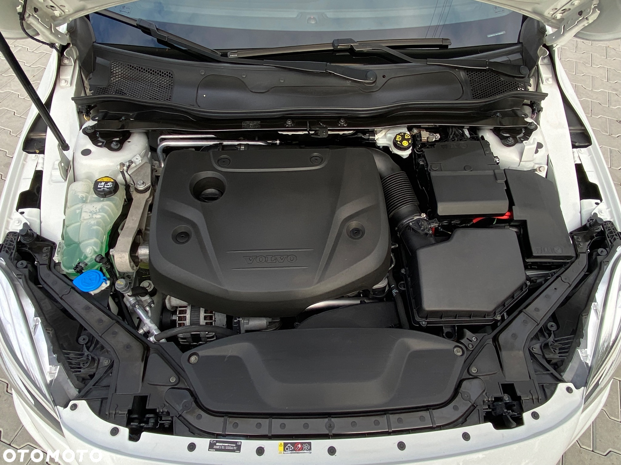 Volvo V40 D2 Drive-E SCR R-Design Momentum - 17