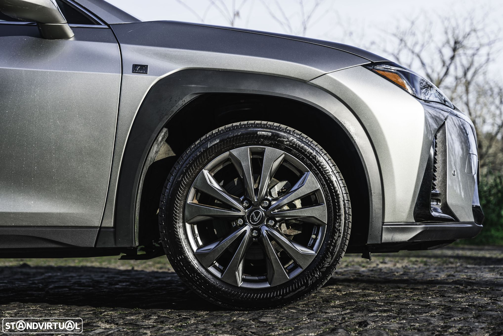 Lexus ux-250h - 16
