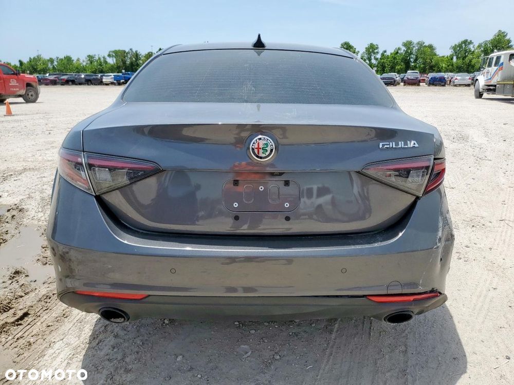 Alfa Romeo Giulia 2.0 Turbo 16V AT8-Q4 Intensa - 8