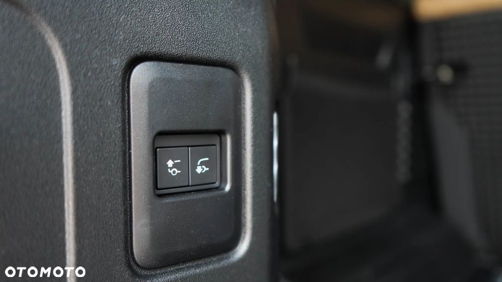 Land Rover Defender 3.0 D350 mHEV X-Dynamic SE - 32