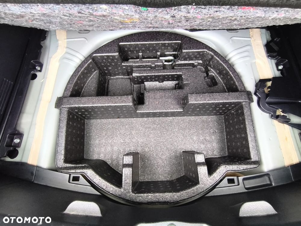 Toyota Yaris Hybrid 100 Sol - 28