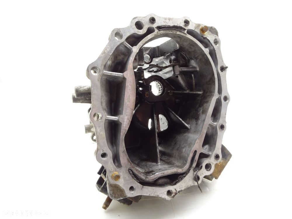 Obudowa skrzyni biegów manualna nissan patrol gr y61 2.8 tdi - 5