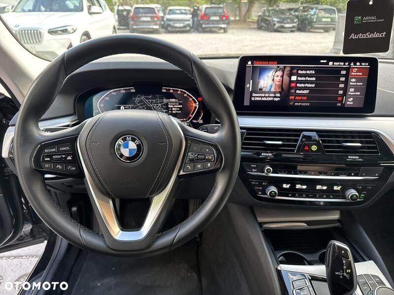 BMW Seria 5 530i xDrive mHEV - 11