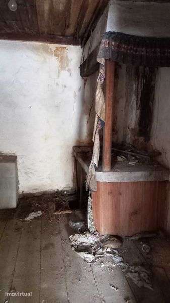 Casa para restaurar, numa zona tranquila na aldeia 8 km de Leiria - Grande imagem: 3/6