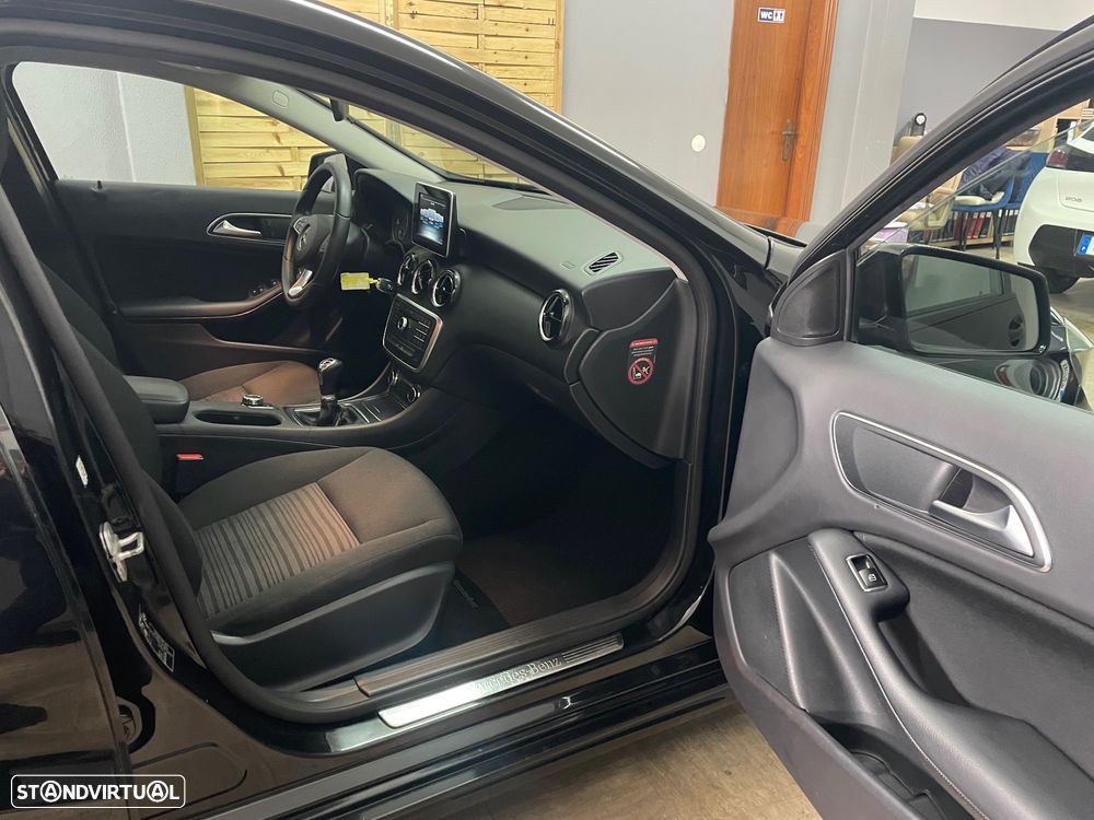 Mercedes-Benz A 180 d Activity Edition - 16