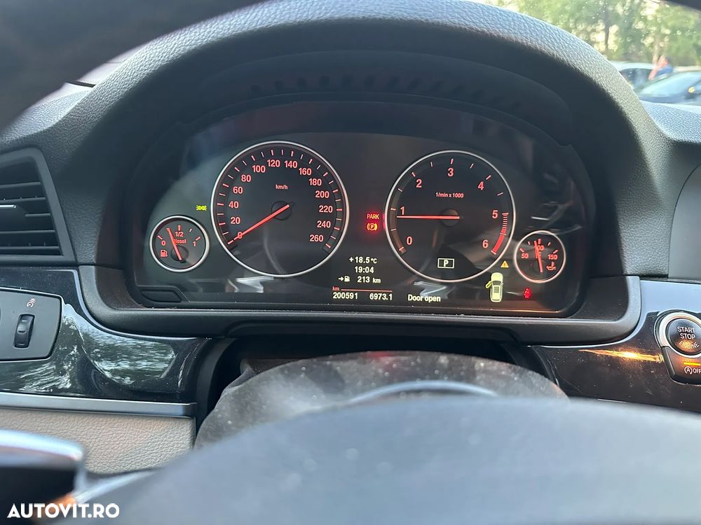 BMW Seria 5 525d xDrive Touring - 12