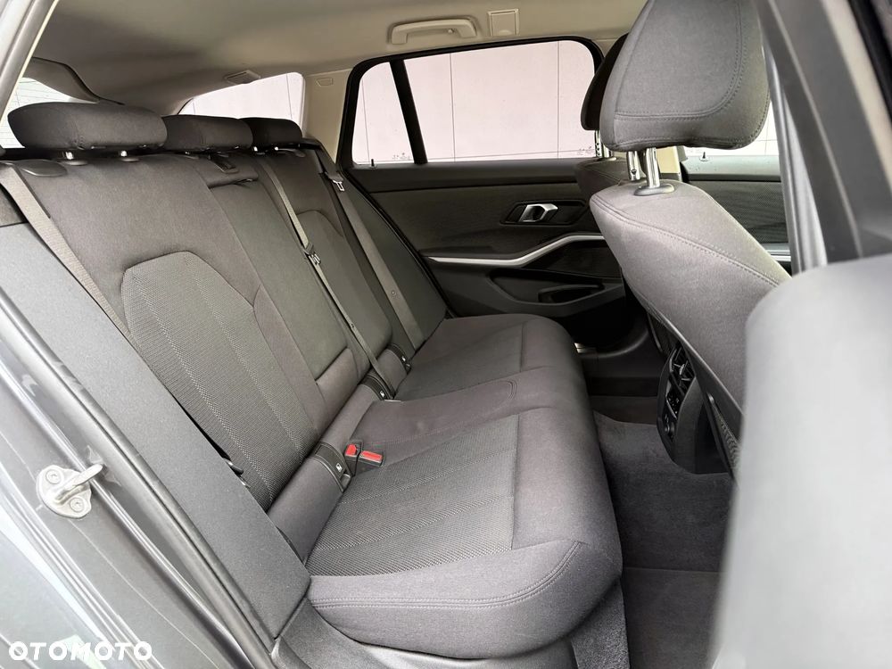 BMW Seria 3 318d Touring Advantage - 21