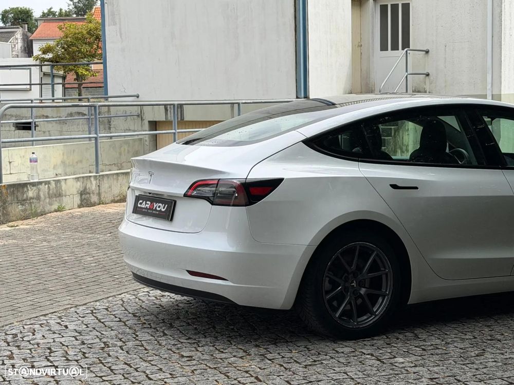 Tesla Model 3 Standard Range Plus RWD — fotografia 4
