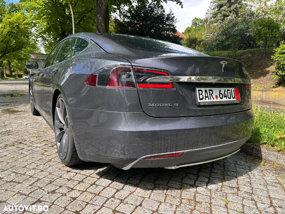 Tesla Model S - 3