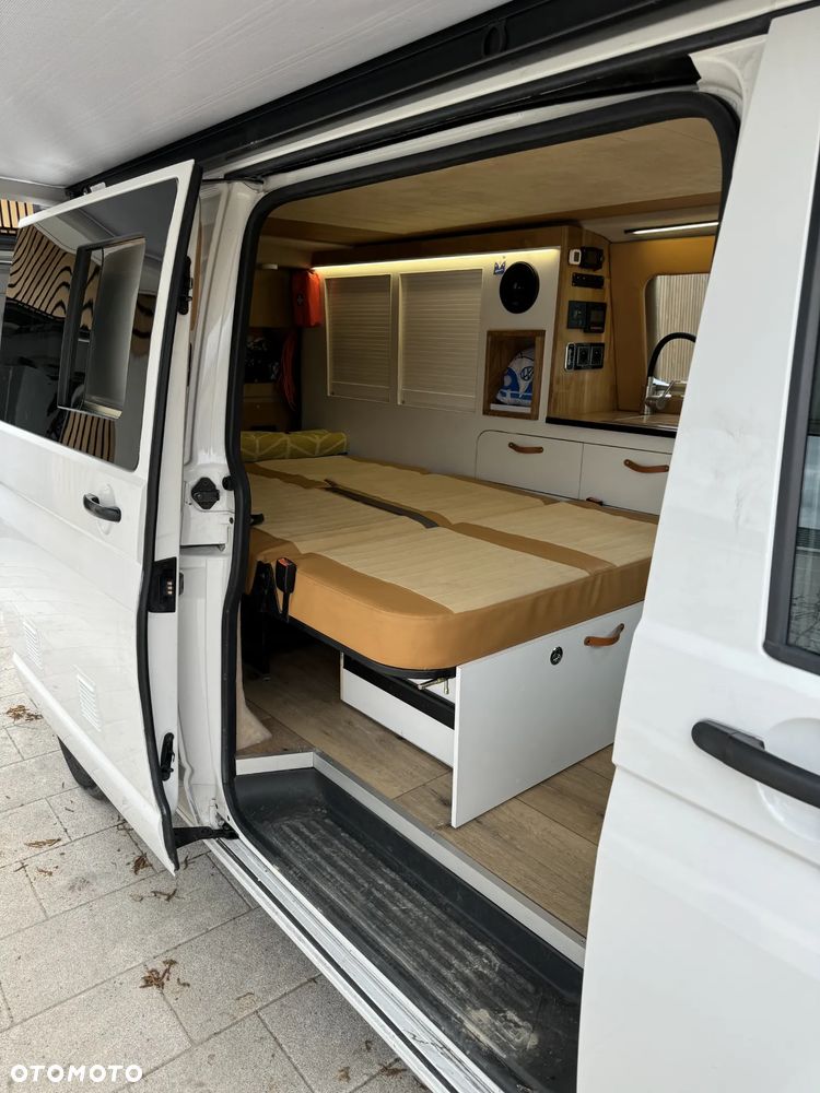 Volkswagen T5 Campervan - 24