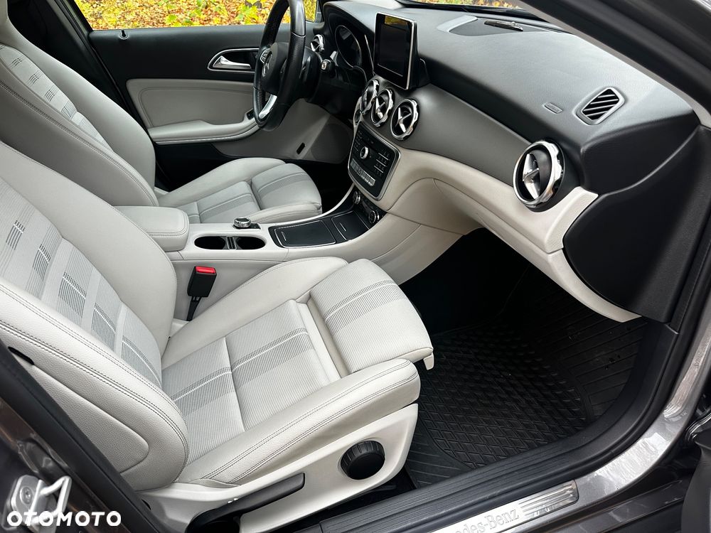 Mercedes-Benz GLA 180 7G-DCT - 12