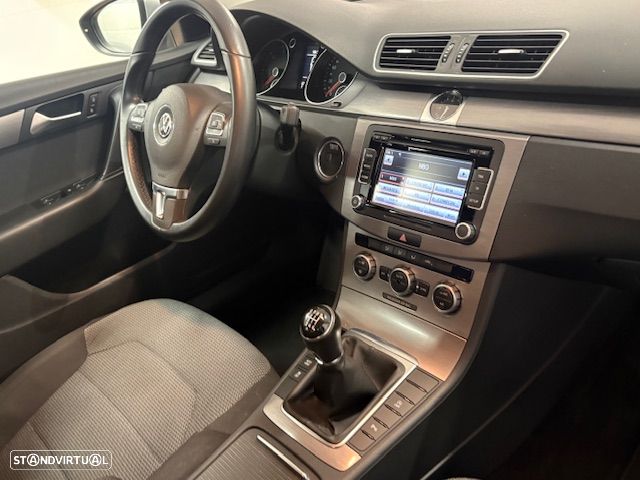VW Passat 1.6 TDI BlueMotion - 16