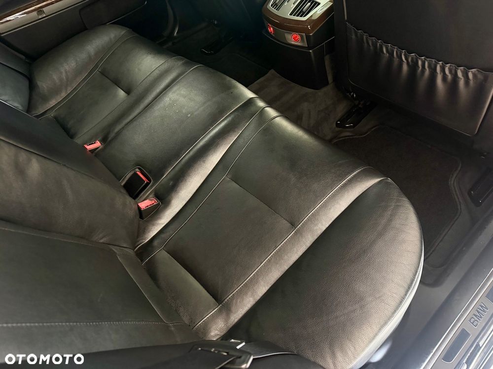 BMW Seria 7 745i - 25
