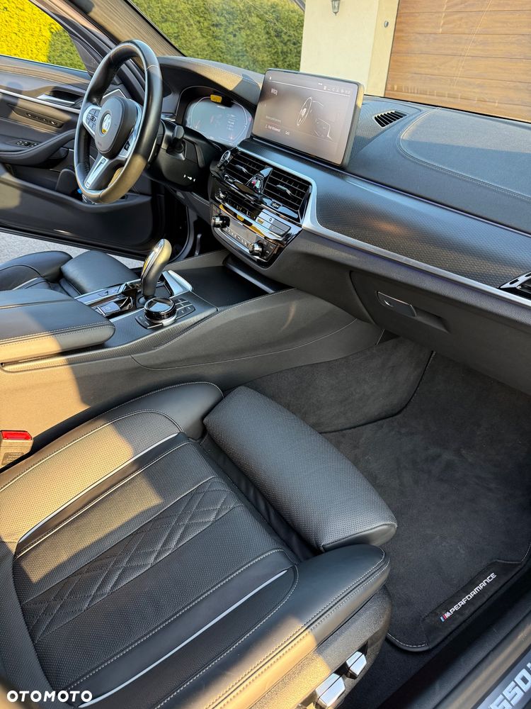 BMW Seria 5 M550i xDrive - 16