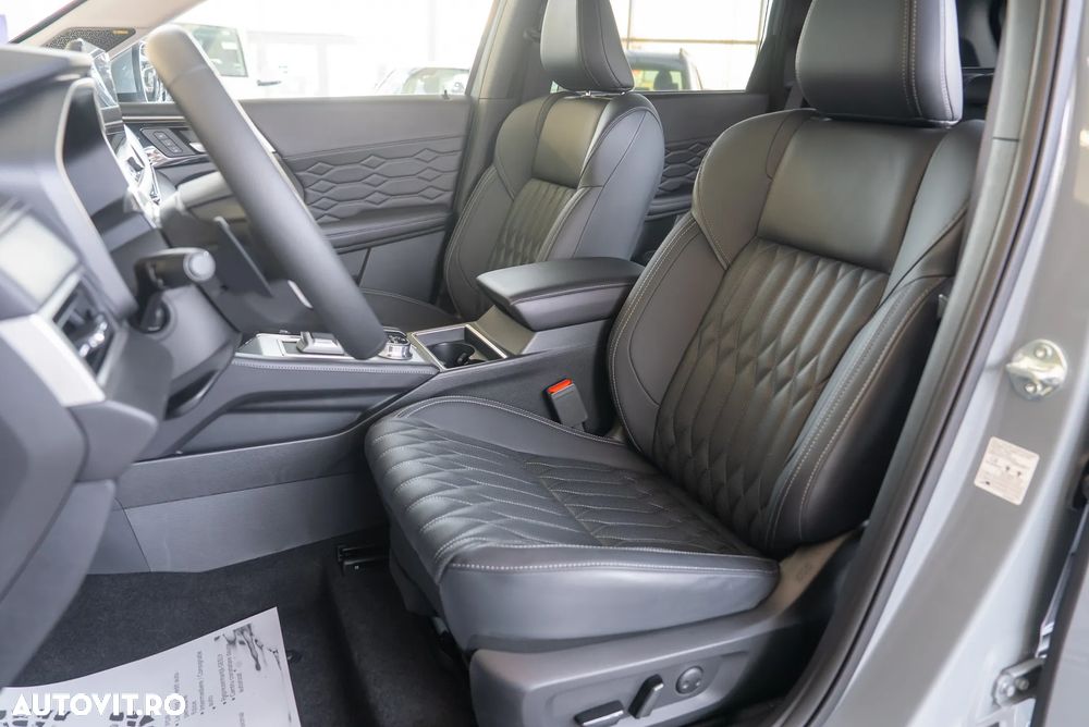 Mitsubishi Outlander 2.4 L 4X4 PHEV Instyle - 24