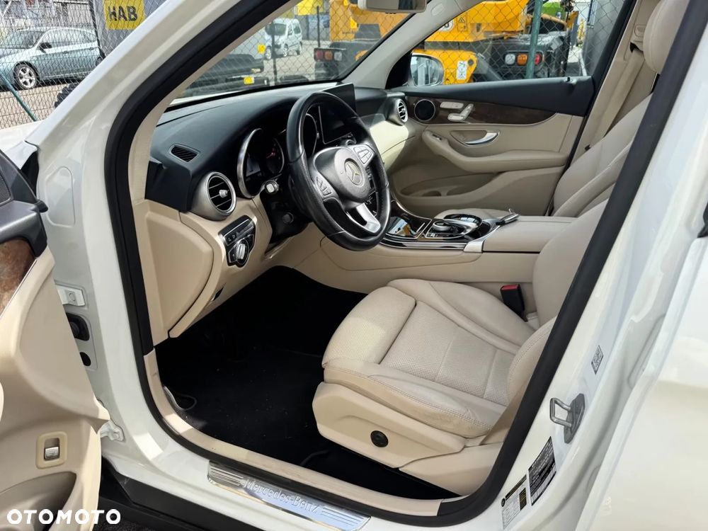 Mercedes-Benz GLC 300 4Matic 9G-TRONIC AMG Line - 6