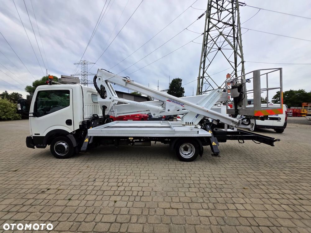 Nissan Cabstar / Multitel HX195 - 5