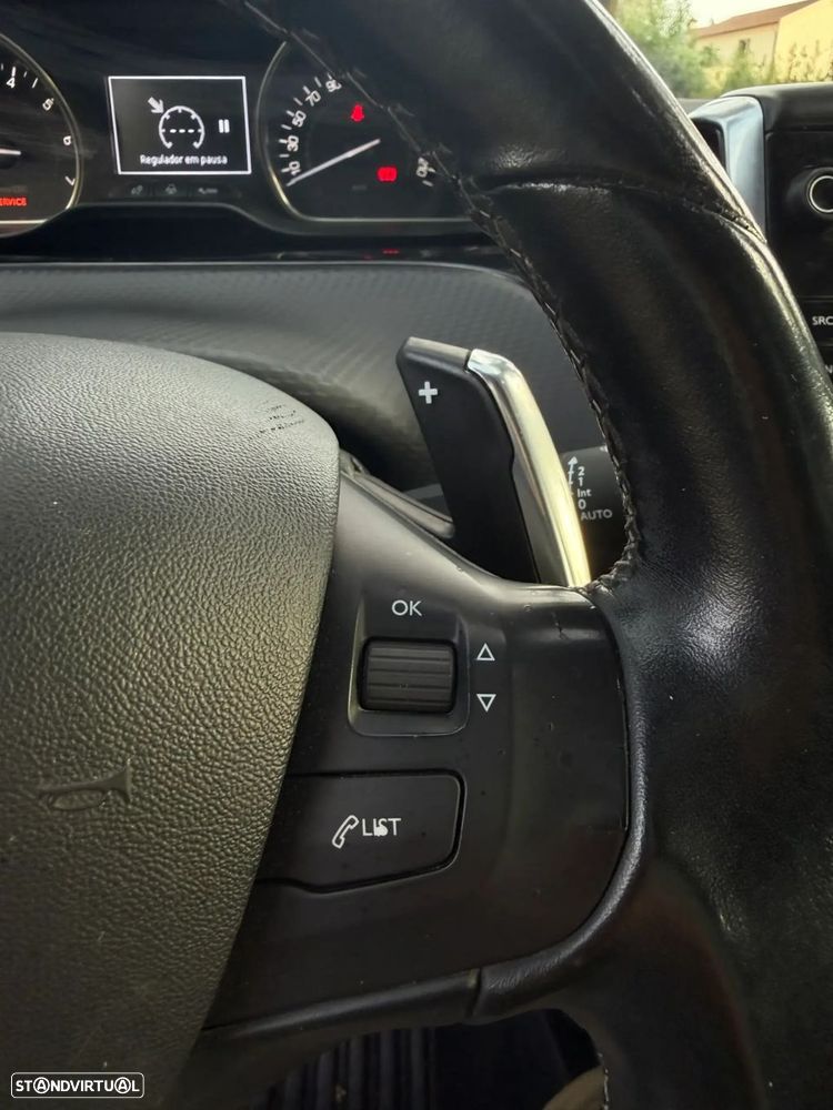 Peugeot 2008 1.2 PureTech Allure EAT6 - 28