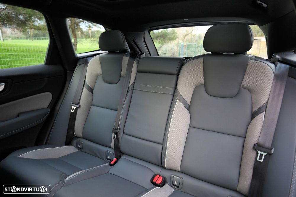 Volvo XC 60 2.0 T8 PHEV R-Design AWD - 31