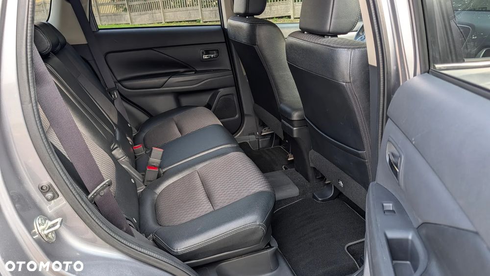 Mitsubishi Outlander 2.0 4WD Top - 12
