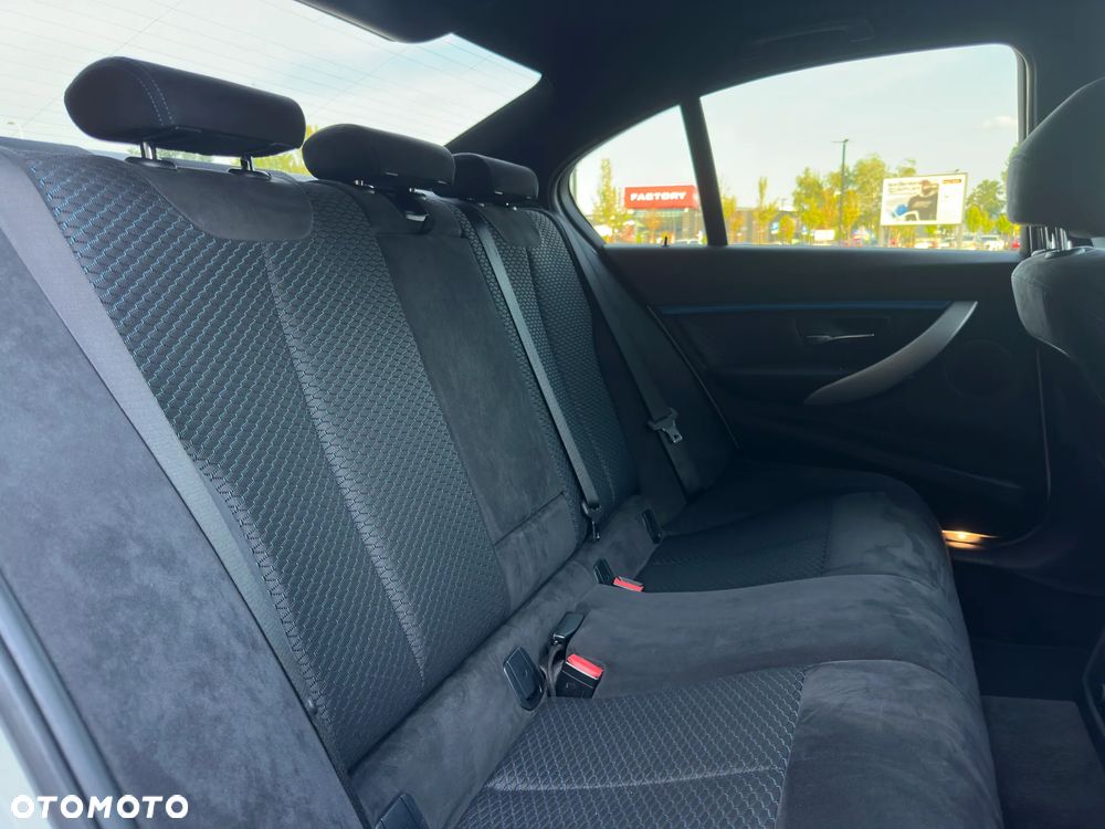 BMW Seria 3 330i xDrive M Sport Sport - 17