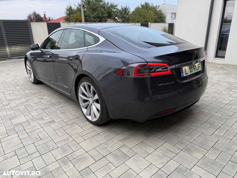 Tesla Model S - 8