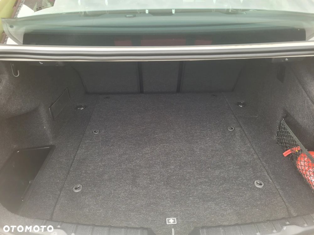 BMW Seria 3 330e iPerformance M Sport - 12