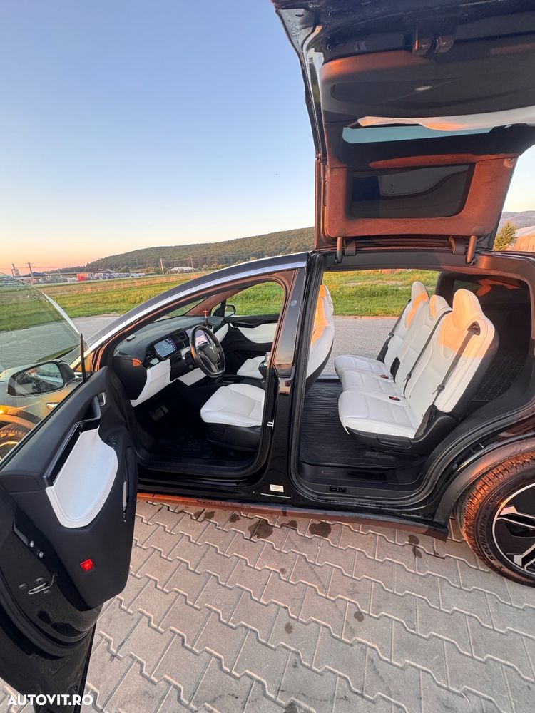 Tesla Model X - 14