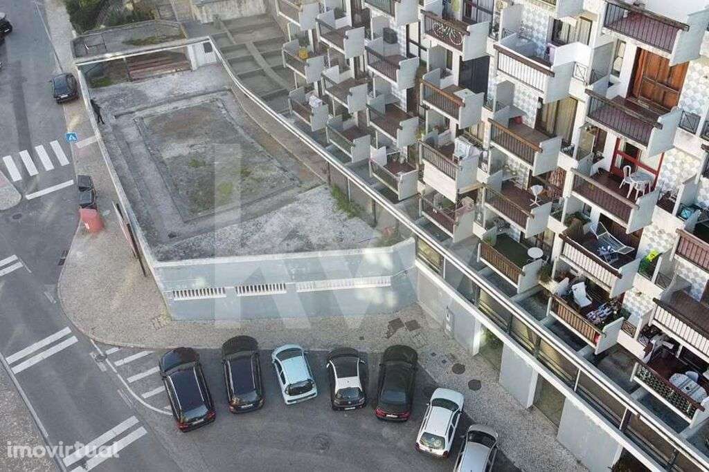 Imóvel com logradouro e piscina muito central no Estoril - Grande imagem: 3/27