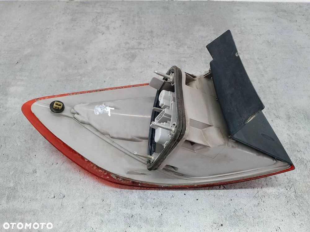 LAMPA TYLNA PRAWA FORD MONDEO MK4 7S71-13404-B KOMBI - 2