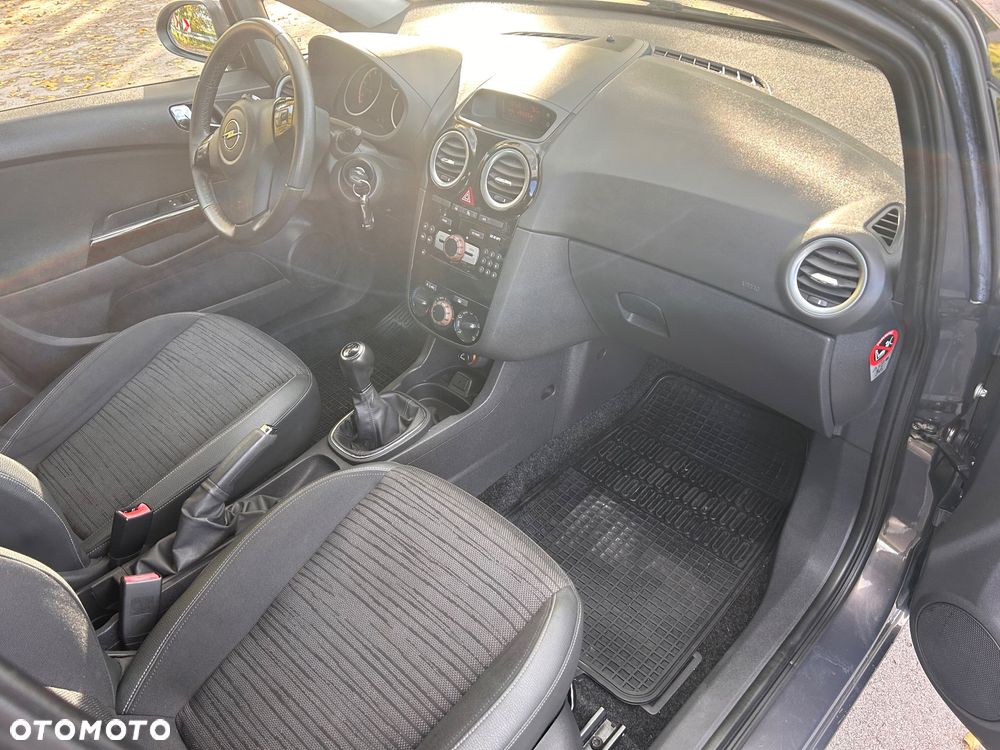 Opel Corsa 1.4 16V Cosmo - 30