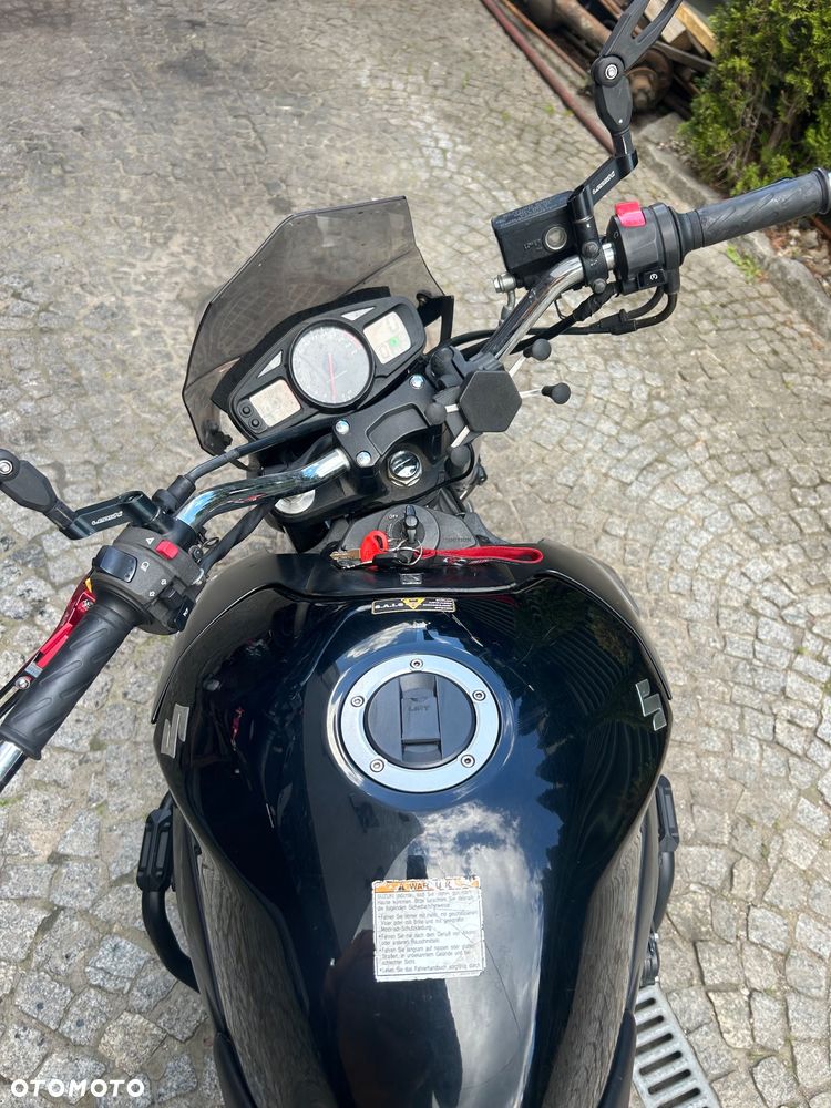 Suzuki GSR - 8