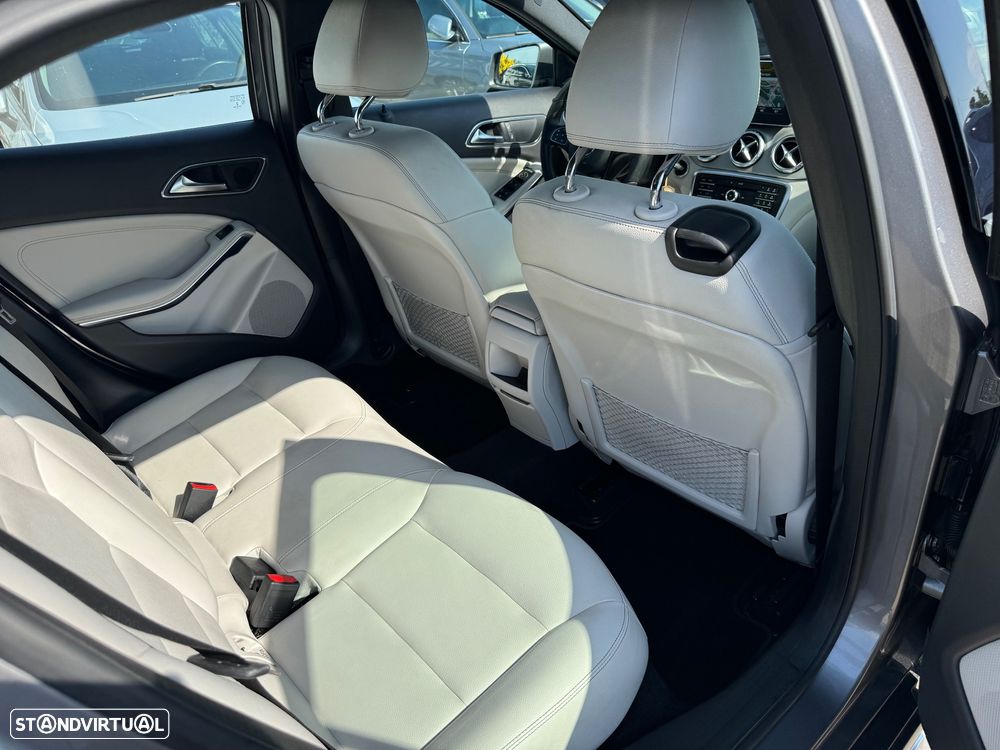 Mercedes-Benz GLA 180 d Urban - 34