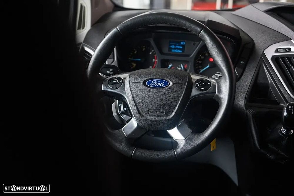 Ford Transit Custom Adaptada p/ 3 cadeiras de rodas - 44