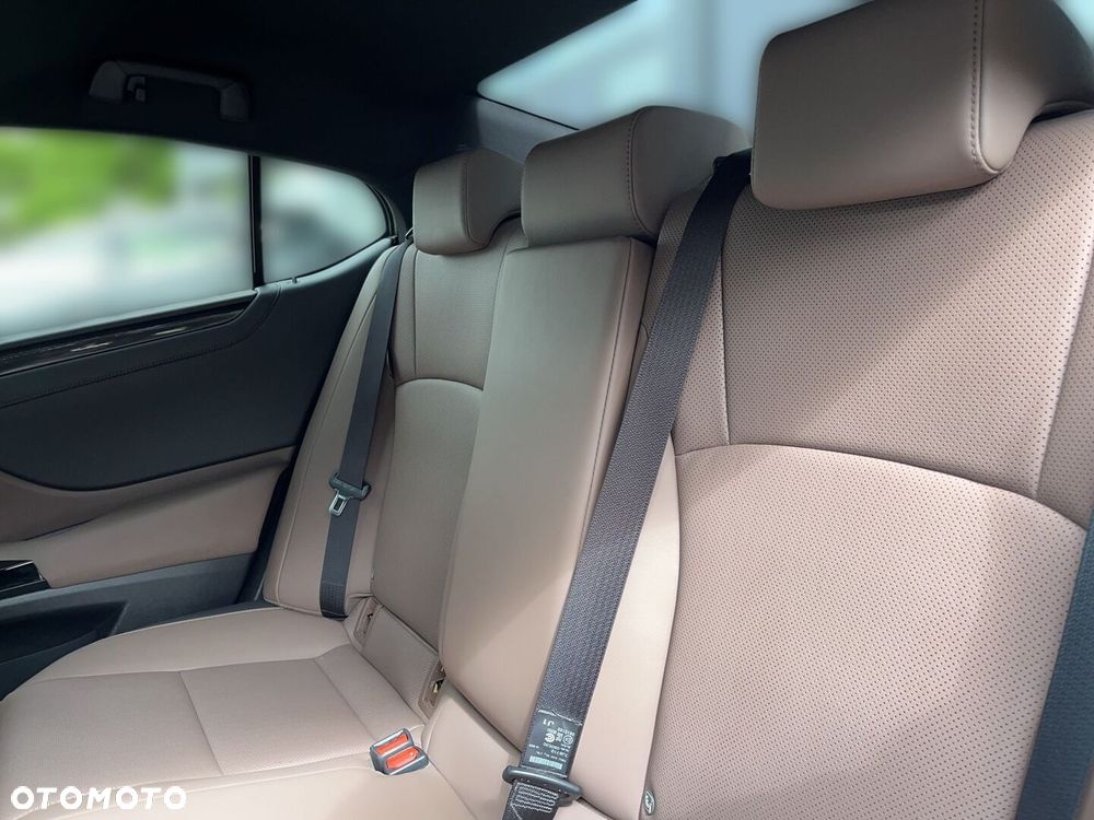Lexus ES 300h Business Edition - 4