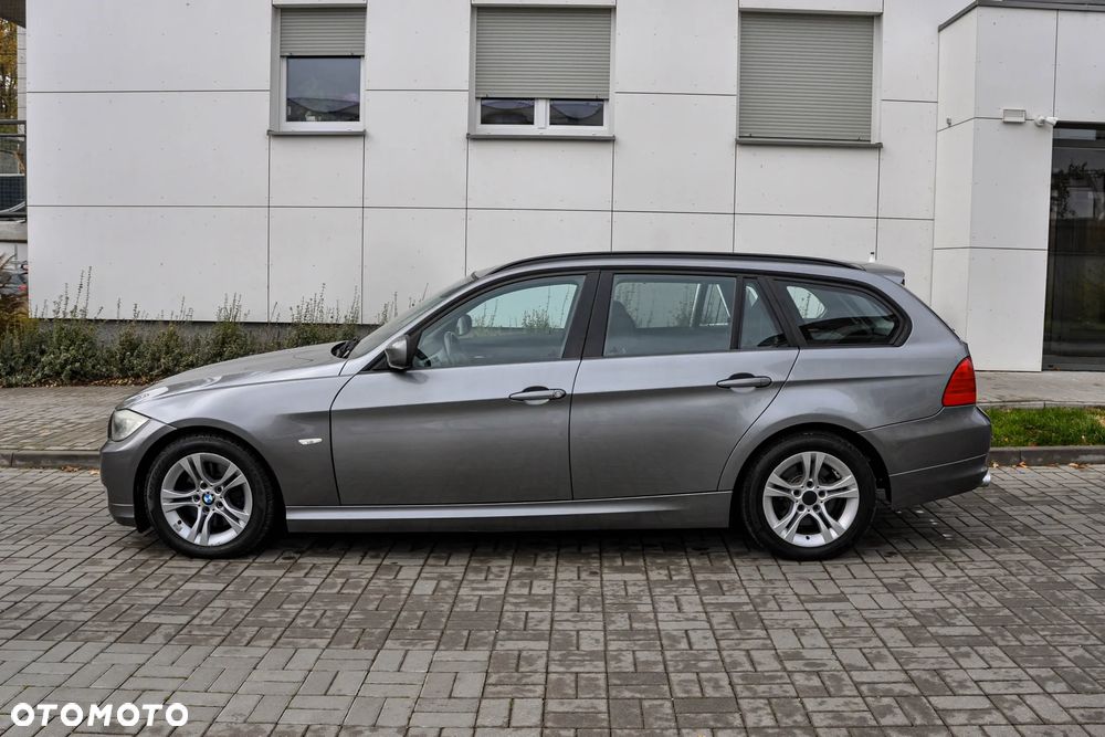 BMW 3 Series 2011 photo 2