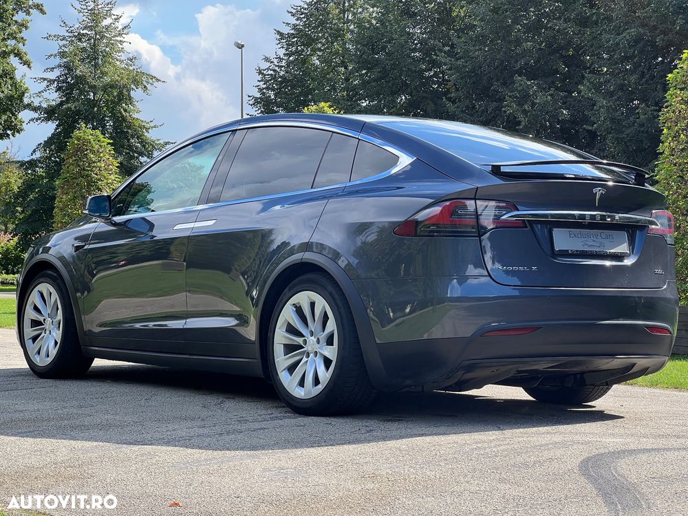 Tesla Model X - 8
