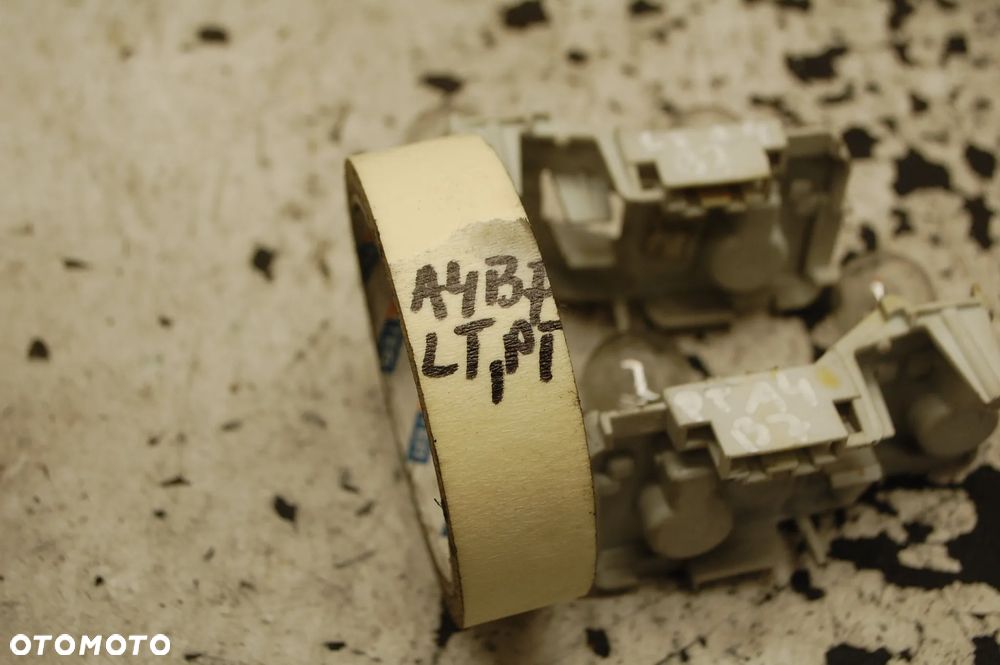 WKŁAD LAMPY PRAWY TYŁ TYLNY W KLAPĘ BAGAŻNIKA AUDI A4 B7 KOMBI - 3