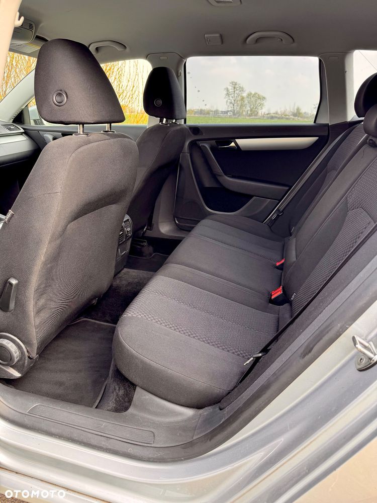 Volkswagen Passat - 12