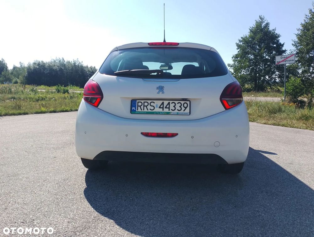 Peugeot 208 - 8