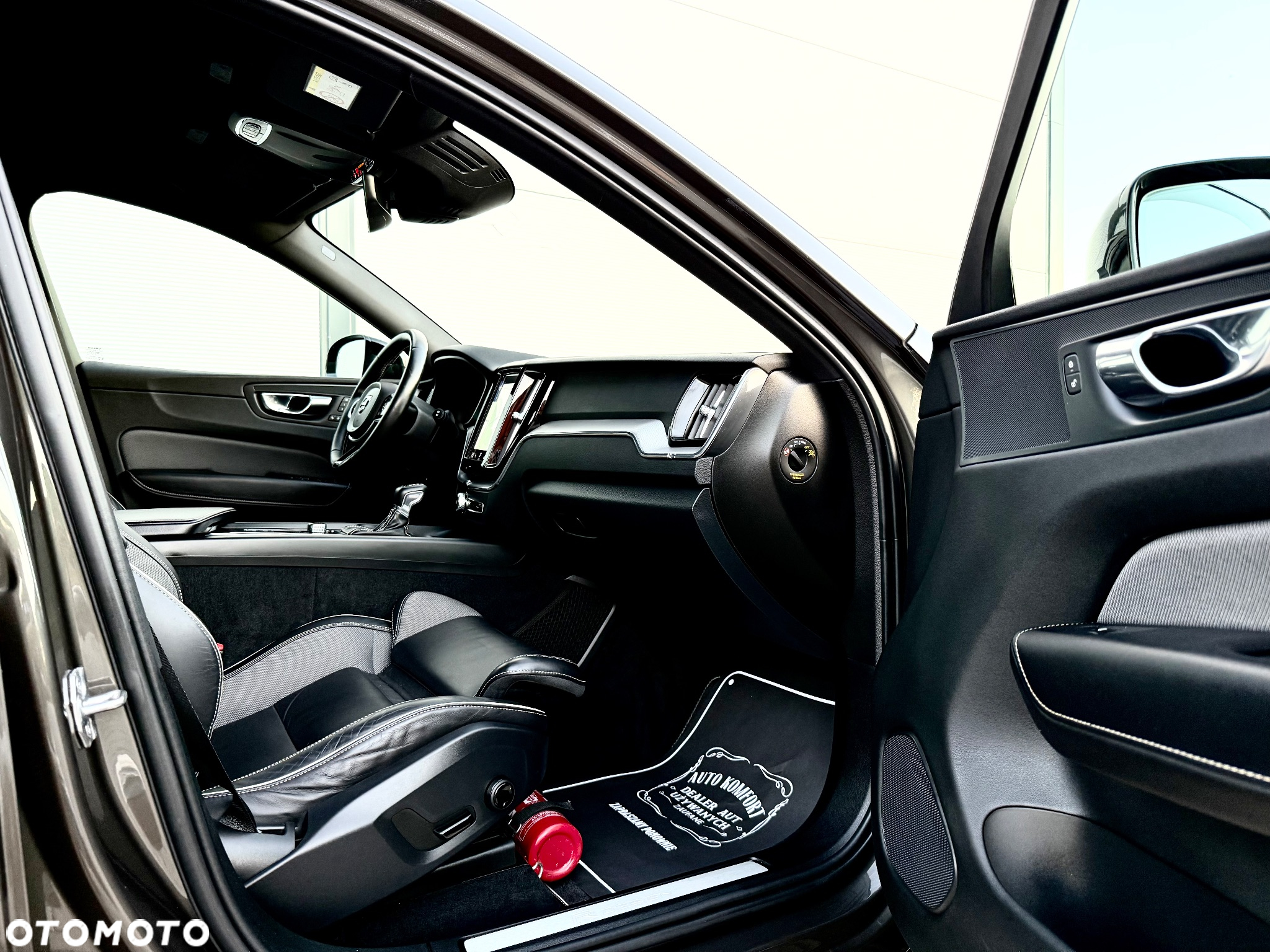 Volvo XC 60 D4 R-Design - 28