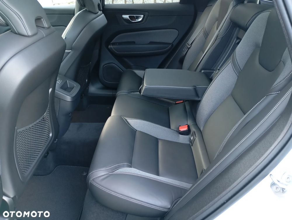 Volvo XC 60 B4 D AWD Ultimate Dark - 13