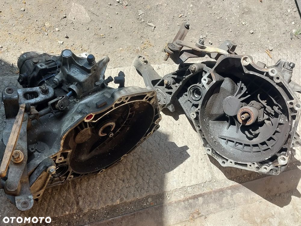 SKRZYNIA F13 2SZTUKI OPEL CORSA C D MERIVA AGILA SLASK WYSYLKA - 1