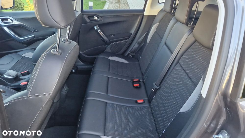 Peugeot 2008 1.6 BlueHDi Allure S&S - 17